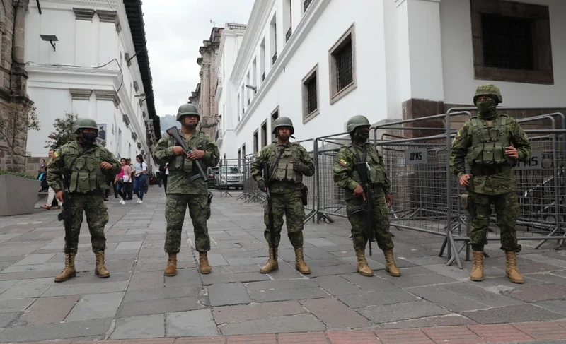 Binh sĩ Ecuador tuần tra tại Quito ngày 9/1/2024. (Ảnh: THX/TTXVN)