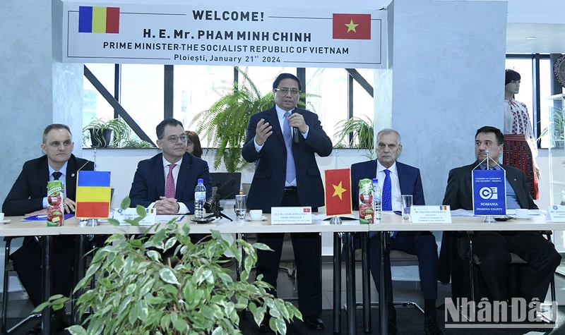 Thủ tướng Phạm Minh Chính phát biểu ý kiến tại Phòng Thương mại và Công nghiệp Prahova.