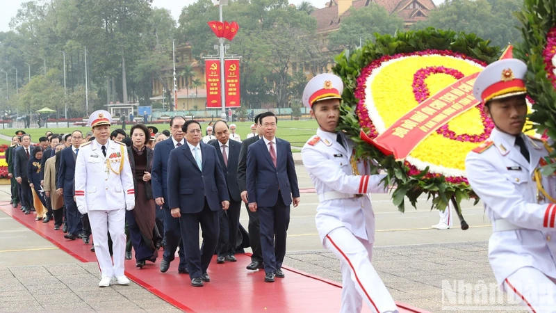 Các đồng chí lãnh đạo, nguyên lãnh đạo Đảng, Nhà nước vào Lăng viếng Chủ tịch Hồ Chí Minh. Ảnh: DUY LINH