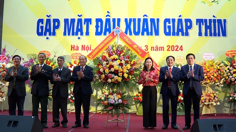 Đại diện lãnh đạo tỉnh Hà Nam tặng hoa chúc mừng Hội đồng hương tỉnh Hà Nam tại Hà Nội.