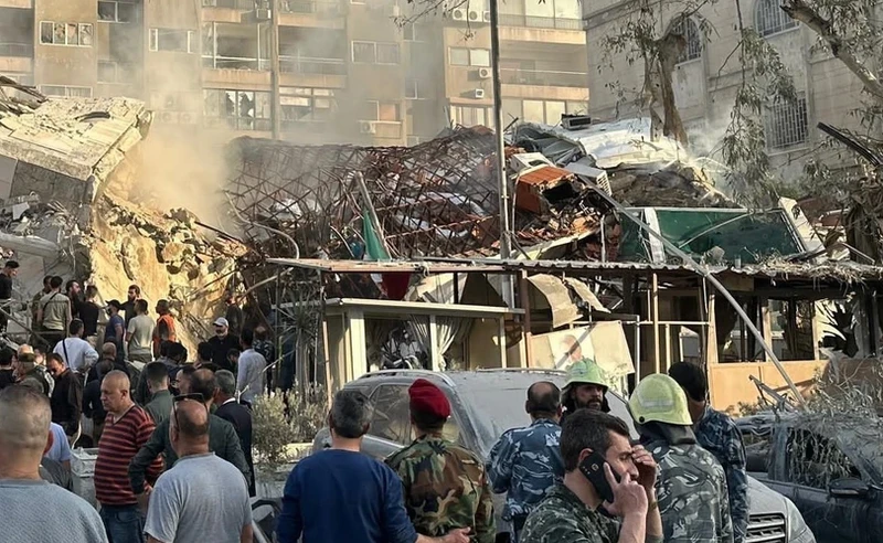 Lực lượng cứu hộ khẩn cấp làm nhiệm vụ tại hiện trường vụ oanh tạc khu vực gần Đại sứ quán Iran ở Damascus, Syria ngày 1/4/2024. (Ảnh: AFP/TTXVN)