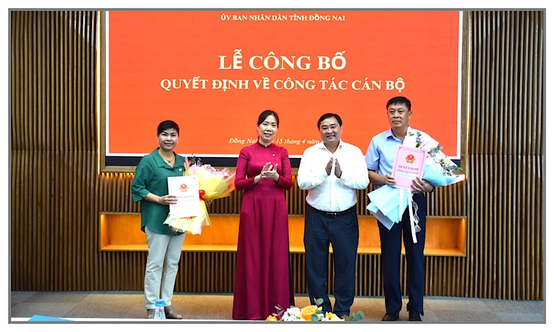Lãnh đạo Ban Tổ chức Tỉnh ủy và Sở Nội vụ Đồng Nai trao quyết định cho ông Trương Đình Hiệp (bên phải) và bà Đỗ Thị Thu Hằng (bên trái).
