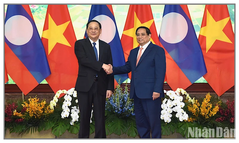 Thủ tướng Phạm Minh Chính và Thủ tướng Lào Sonexay Siphandone. (Ảnh: TRẦN HẢI)