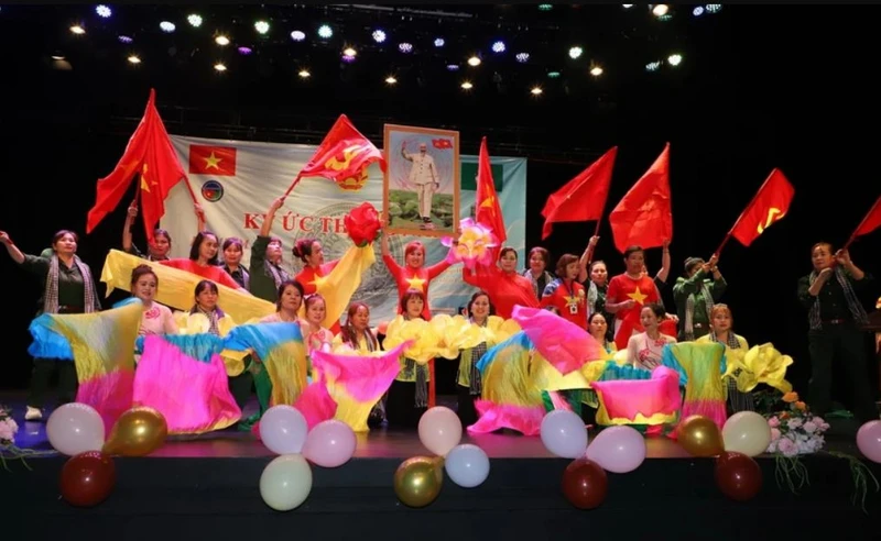 Tiết mục "Liên khúc giải phóng miền nam" của nhóm múa Hiệp hội người Việt Nam tại nước ngoài ở Macau. (Ảnh: Mạc Luyện/TTXVN)