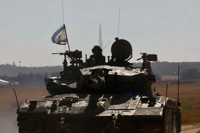 Xe tăng quân đội Israel được triển khai gần cửa khẩu Shalom Kerem, miền nam Israel, giáp giới Dải Gaza, ngày 6/5/2024. (Ảnh: THX/TTXVN)