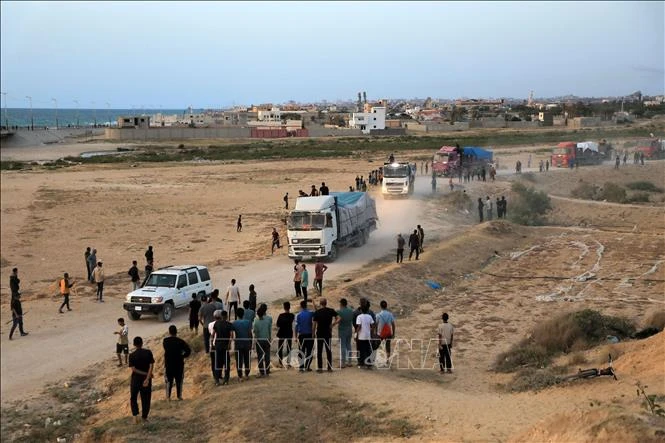 Xe chở hàng viện trợ cho Gaza di chuyển trên tuyến đường ở miền Trung Dải Gaza, ngày 17/5/2024. (Ảnh minh họa: THX/TTXVN)