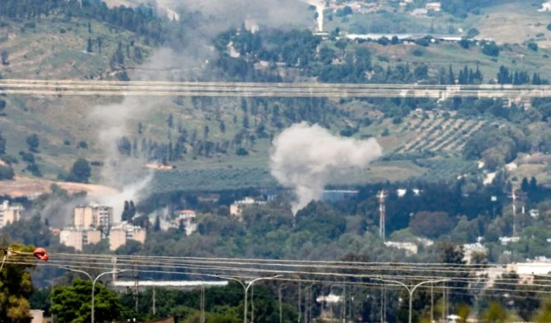Khói bốc lên sau khi tên lửa phóng từ miền nam Liban rơi xuống thành phố Kiryat Shmona ở miền bắc Israel ngày 5/5/2024. (Ảnh: AFP/TTXVN)
