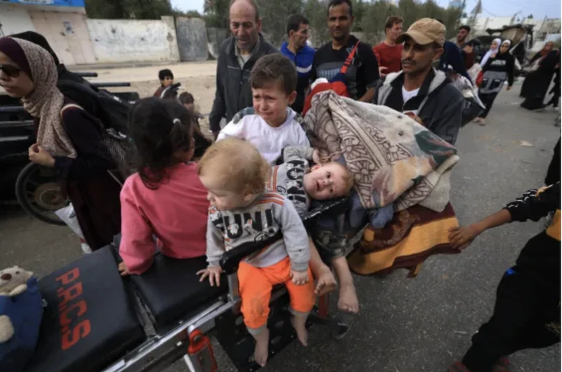 Người Palestine đến phía nam thành phố Gaza sau khi rời bỏ nhà cửa và phía bắc Dải Gaza trong bối cảnh Israel bắn phá không ngừng và các cuộc đụng độ đang diễn ra giữa quân đội Israel và các tay súng Hamas. (Ảnh: AFP/TTXVN)
