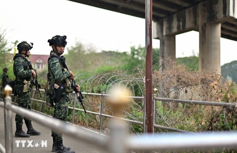 Binh sĩ Thái Lan gác gần cửa khẩu Tak ở huyện Mae Sot, biên giới với Myanmar ngày 10/4/2024. (Ảnh: AFP/TTXVN)