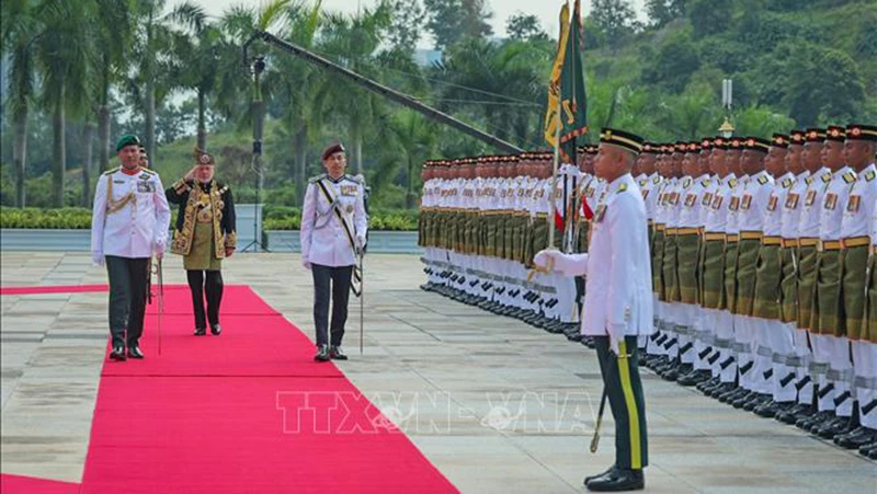 Quốc vương Sultan Ibrahim duyệt Đội danh dự tại lễ đăng quang ở Hoàng cung. (Ảnh: Bernama/TTXVN)