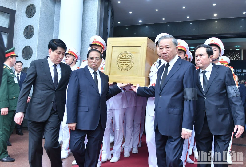 Các đồng chí lãnh đạo Đảng, Nhà nước chuyển linh cữu Tổng Bí thư Nguyễn Phú Trọng.