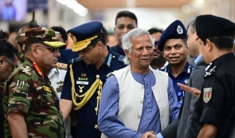 Muhammad Yunus (giữa) tại sân bay Hazrat Shahjalal ở Dhaka ngày 8/8. (Ảnh: Getty Images/TTXVN)