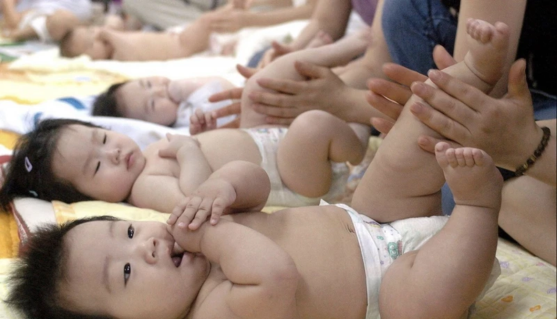 Chăm sóc trẻ sơ sinh tại Seoul, Hàn Quốc. (Ảnh: AFP/TTXVN)