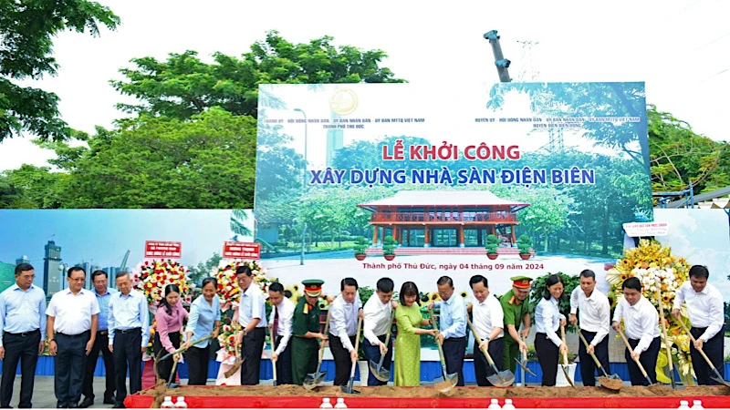 Đại diện lãnh đạo hai địa phương thực hiện nghi thức khởi công dự án nhà sàn Điện Biên. (Ảnh: NGUYỄN THỊNH)