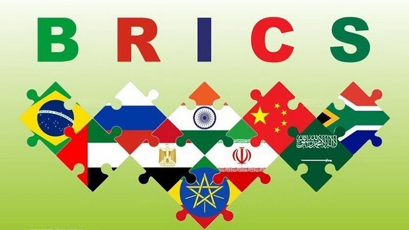 Biểu tượng Nhóm BRICS cùng quốc kỳ các nước thành viên và các nước được mời gia nhập nhóm. (Ảnh: IRNA/TTXVN)