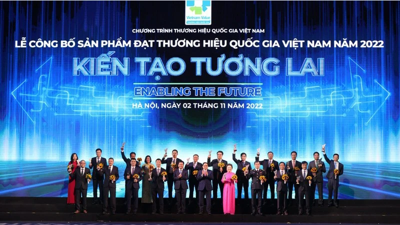 Thủ tướng Phạm Minh Chính chụp ảnh cùng các doanh nghiệp có sản phẩm đạt thương hiệu quốc gia năm 2022. 