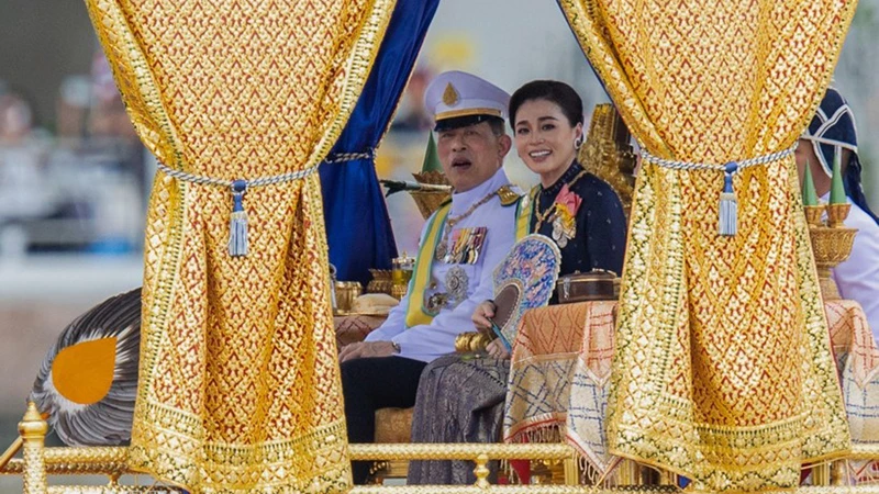 Đương kim Quốc vương Thái Lan Maha Vajiralongkorn (Vua Rama X) và Hoàng hậu Suthida ngồi trên thuyền rước hoàng gia. (Ảnh: TTXVN)