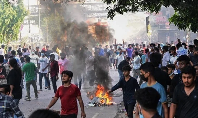 Người dân tham gia một cuộc biểu tình tại Dhaka, Bangladesh, ngày 18/7/2024. (Ảnh: Getty Images/TTXVN)