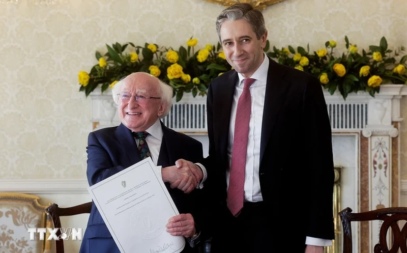 Tổng thống Ireland Michael D. Higgins (trái) và Thủ tướng Simon Harris tại Dublin, ngày 9/4/2024. (Ảnh: AFP/TTXVN)