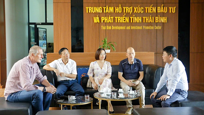 Cán bộ Trung tâm Hỗ trợ xúc tiến đầu tư và Phát triển tỉnh Thái Bình trao đổi với các doanh nghiệp nước ngoài đến tìm hiểu môi trường đầu tư tại tỉnh.