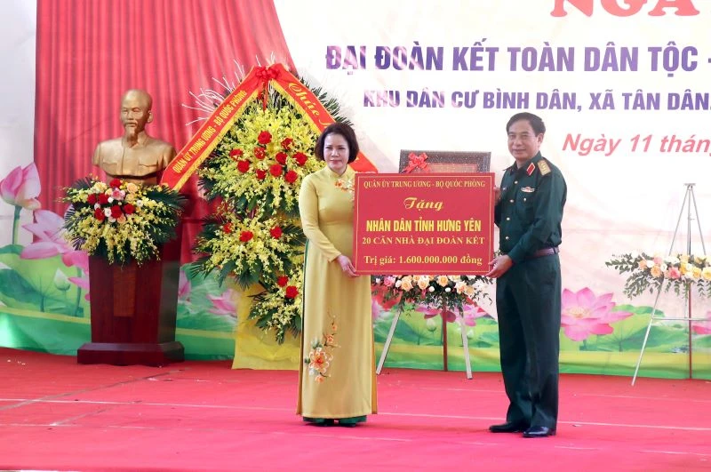 Đại tướng Phan Văn Giang Bộ trưởng Quốc phòng tặng 20 căn nhà Đại đoàn kết cho tỉnh Hưng Yên.