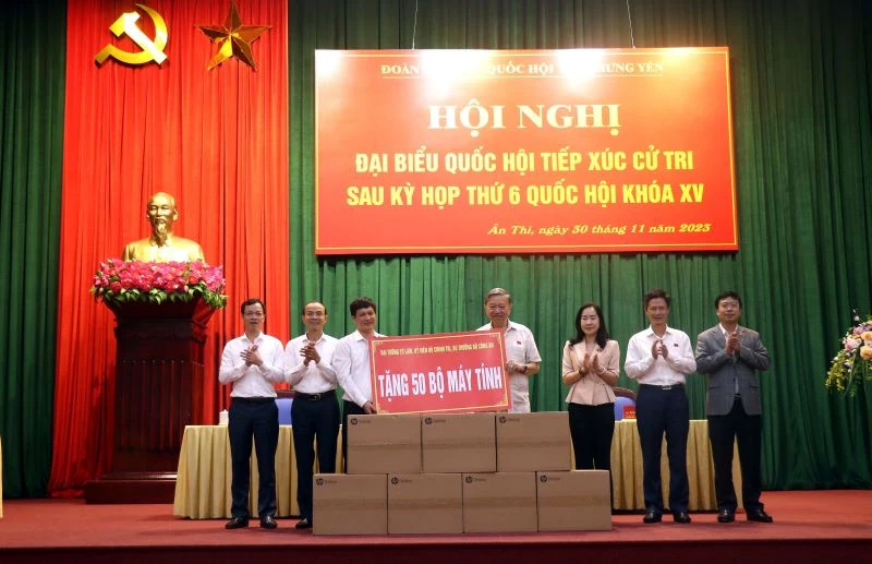 Bộ trưởng Công an Tô Lâm đã tặng 50 bộ máy vi tính cho các trường học trên địa bàn huyện Ân Thi.