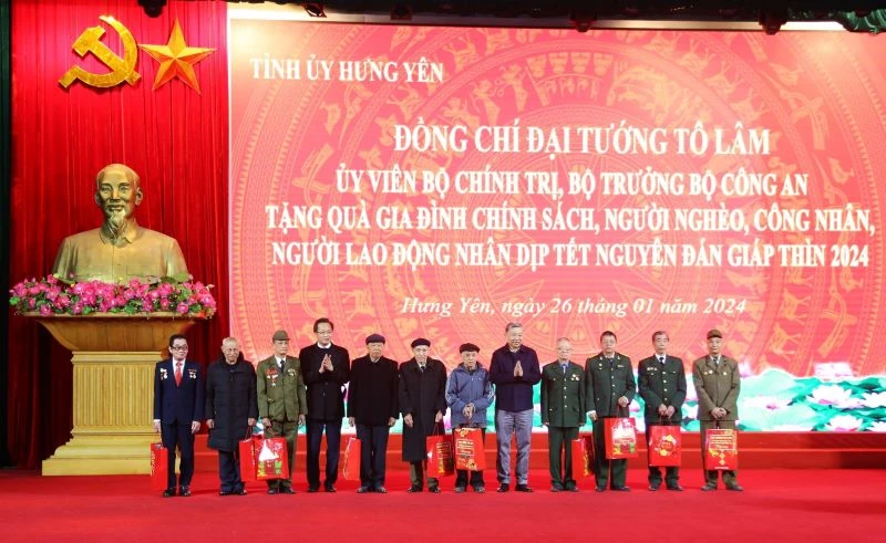 Đại tướng Tô Lâm, Ủy viên Bộ Chính trị, Bộ trưởng Công an cùng Bí thư Tỉnh ủy Hưng Yên tặng quà cho người có công tỉnh Hưng Yên.