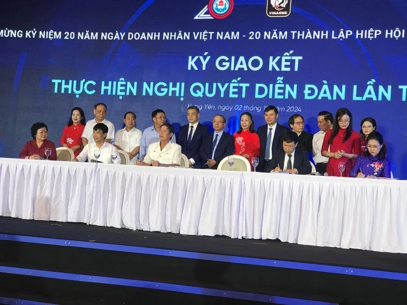 Ký giao kết thực hiện Nghị quyết diễn đàn lần thứ lần thứ XV với chủ đề " Chung sức, đồng lòng-Hợp tác hướng tới kỷ nguyên mới" của các hiệp hội, doanh nghiệp đến từ các tỉnh, thành phố khu vực phía bắc.