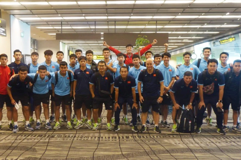Đội tuyển U19 Việt Nam chụp ảnh kỷ niệm tại sân bay. (Ảnh: VFF)