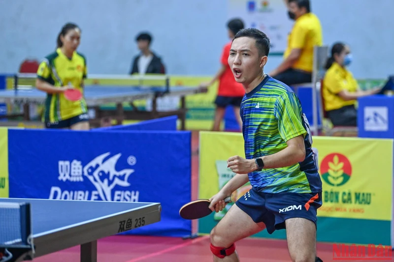 Thi đấu xuất sắc hơn, tay vợt Nguyễn Anh Tú (Tín Phát-Gia Lai) giành thắng lợi với tỷ số 3-1.