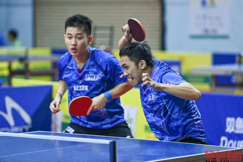 Anh Hoàng và Đình Đức giành chức vô địch đôi nam sau chiến thắng 3-2.