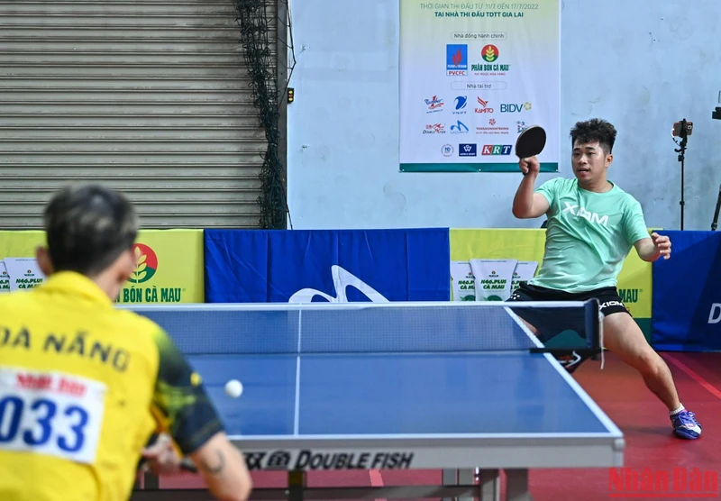 Đương kim vô địch đơn nam Nguyễn Đức Tuân giành thắng lợi 4-2 trước Nguyễn Thành Nam.