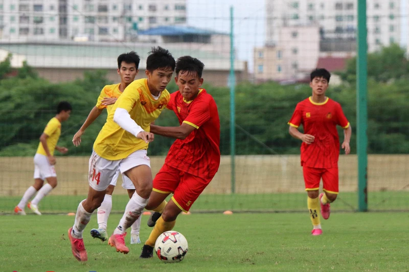 Đội tuyển U16 Việt Nam (áo vàng) và U19 Công an nhân dân đã thi đấu cống hiến suốt 3 hiệp. (Ảnh: VFF)