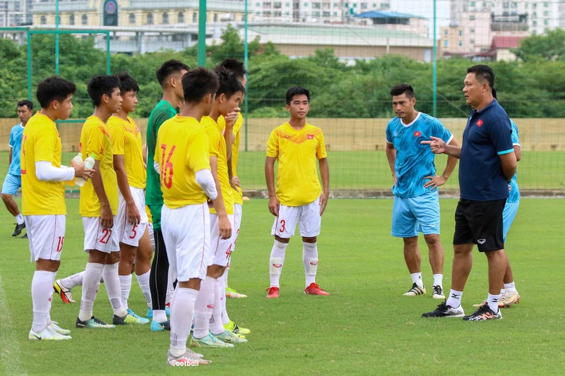 Thầy trò huấn luyện viên Nguyễn Quốc Tuấn đã sẵn sàng cho giải đấu. (Ảnh: VFF)