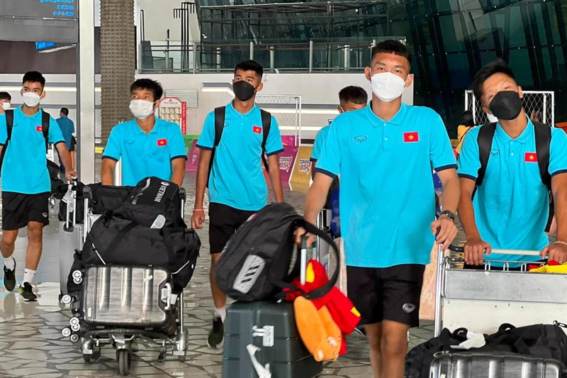 Các thành viên đội tuyển U16 Việt Nam di chuyển về khách sạn. (Ảnh: VFF)