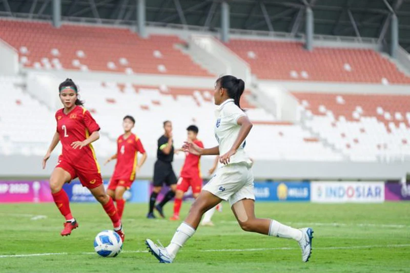 Đội tuyển U18 nữ Thái Lan (áo trắng) không thể vượt qua các cô gái Việt Nam. (Ảnh: VFF)