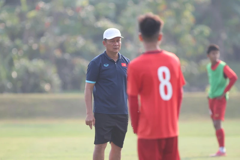 Huấn luyện viên Nguyễn Quốc Tuấn chỉ đạo các học trò trên sân tập. (Ảnh: VFF)