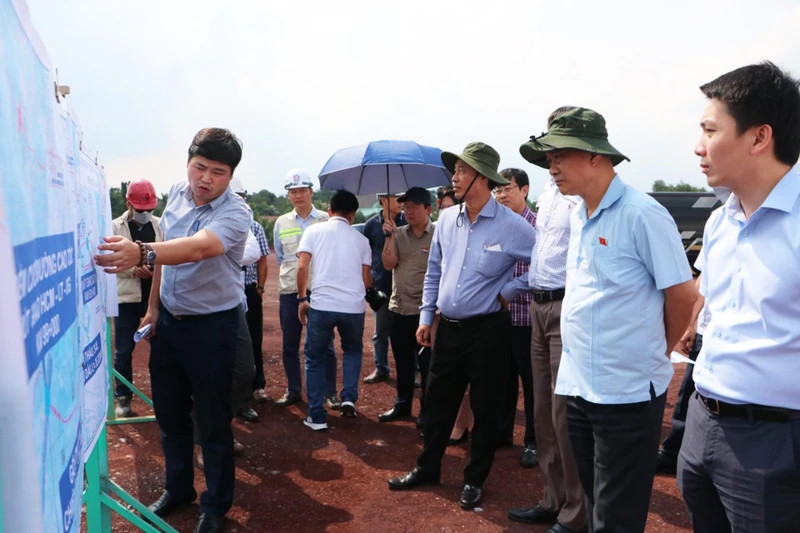 Đoàn giám sát dự án cao tốc Phan Thiết-Dầu Giây, đoạn qua địa bàn tỉnh Đồng Nai.