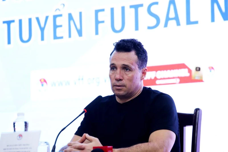 Huấn luyện viên Diego Raul Gustozzi trả lời họp báo. (Ảnh: VFF)