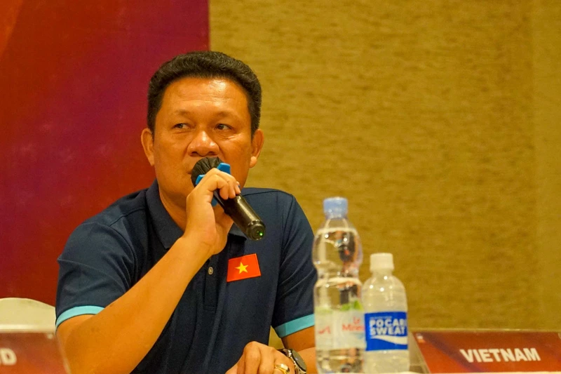 HLV Nguyễn Quốc Tuấn trả lời họp báo sau trận thắng 2-0 U16 Thái Lan tối 10/8. (Ảnh: VFF)