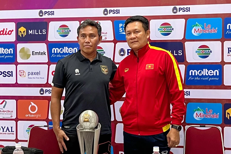 Huấn luyện viên Nguyễn Quốc Tuấn và nhà cầm quân Bima Sakti của U16 Indonesia. (Ảnh: VFF)