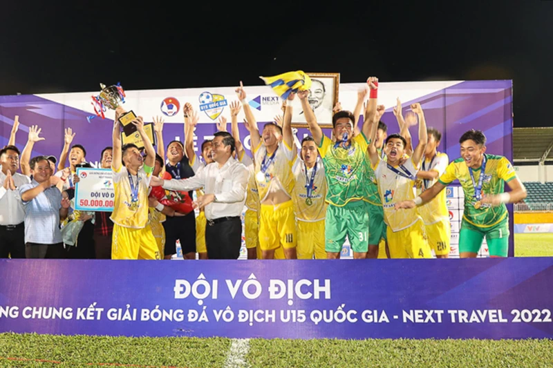 Các cầu thủ U15 Sông Lam Nghệ An nâng cao chiếc cúp vô địch năm 2022. (Ảnh: VFF)