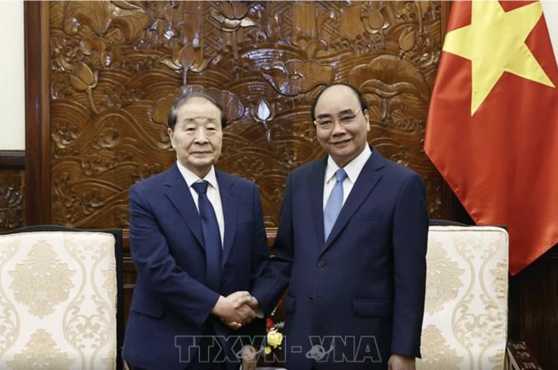 Chủ tịch nước Nguyễn Xuân Phúc tiếp nguyên Chủ tịch Hội Hữu nghị Hàn-Việt Choi Young-joo. (Ảnh: TTXVN)