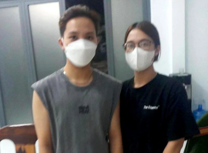 Hai sinh viên Thái Văn Thiện Tâm và Trần Minh Hiếu Thảo nhặt được 3 smartphone tìm trả lại người mất.