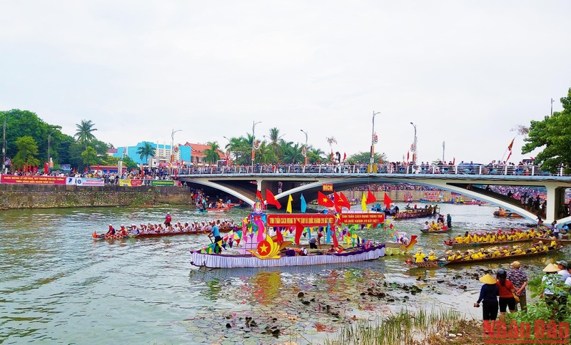 Hãy cùng đón xem hình ảnh của những chiếc thuyền đua tốc độ chạy trên dòng sông Kiến Giang trong ngày Tết Độc Lập tại Kiên Giang, mang đến cho bạn những trải nghiệm đầy kích thích và vui nhộn.