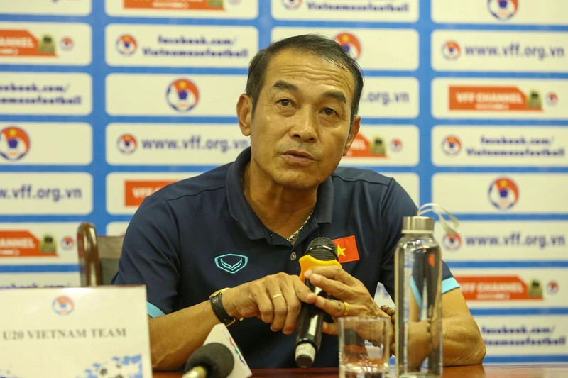 Huấn luyện viên Đinh Thế Nam trả lời họp báo sau trận đấu giao hữu quốc tế. (Ảnh: VFF)