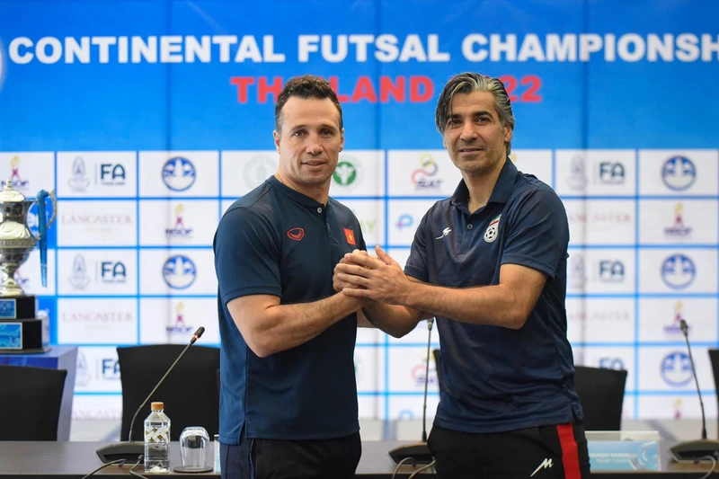 Huấn luyện viên Diego Giustozzi và huấn luyện viên trưởng đội tuyển futsal Iran. (Ảnh: VFF)