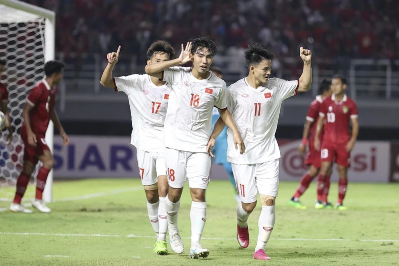 Các cầu thủ U20 Việt Nam ăn mừng bàn thắng trước U20 Indonesia. (Ảnh: VFF)