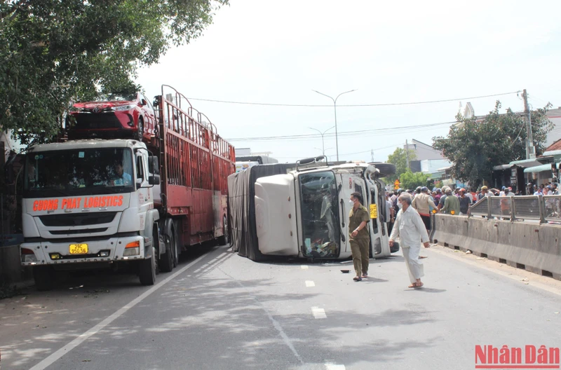Vụ tai nạn làm xe ô-tô tải lật nghiêng, buộc các phương tiện giao thông phải di chuyển chậm, gây ùn ứ nghiêm trọng tại khu vực.
