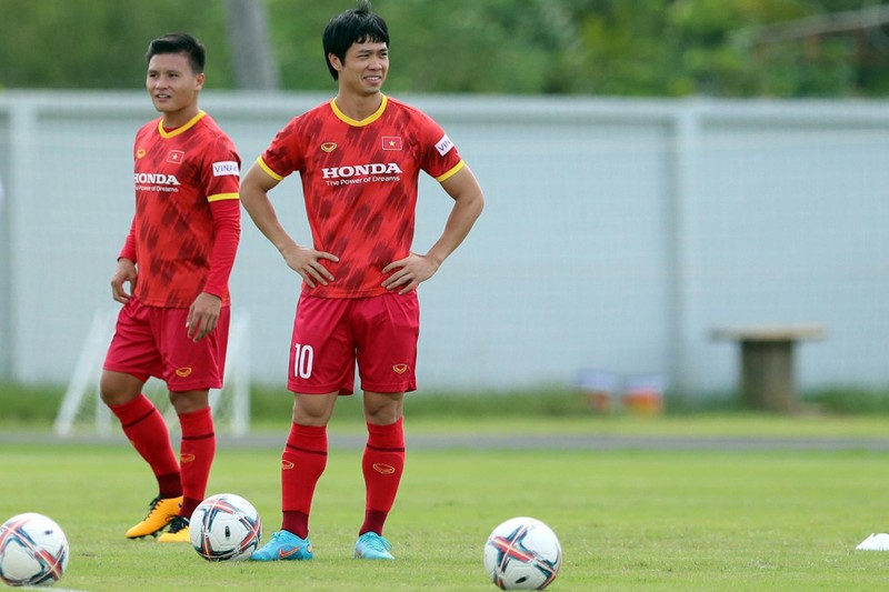 Đội tuyển Việt Nam: Đội tuyển Việt Nam là niềm tự hào của cả dân tộc Việt Nam. Cùng xem hình ảnh về đội bóng quốc gia này để cảm nhận được tinh thần đoàn kết, sự nỗ lực và sự tài năng của các cầu thủ.